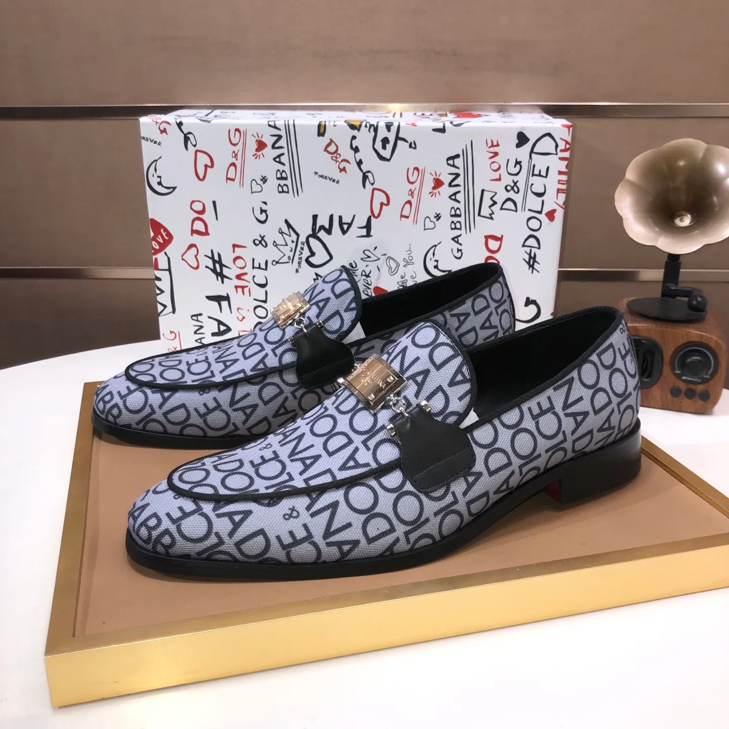 Ex-factory price 500💰DG top quality🔍🔍men's new leather shoes🚹Sold simultaneously at counters⚠Shoe uppers are imported cowhide from Italy, fully imported cowhide lining, imported accessories💪💪, completely 1⃣️ to 1⃣️replica🇮🇹 💪💪, ⚠Sole: The original sole is specially provided by the original factory, the exclusive movable molded sole is super comfortable, ⚠The original factory follows the order, 🔍🔍high quality, you can enter and exit the counter at will, welcome to compare ⚠Number of sizes: 38-44 (45 customized)